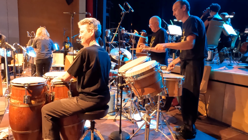 Percussion-Ensemble probt gemeinsam in einem Raum