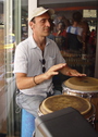 Hände spielen auf Congas in warmem Licht