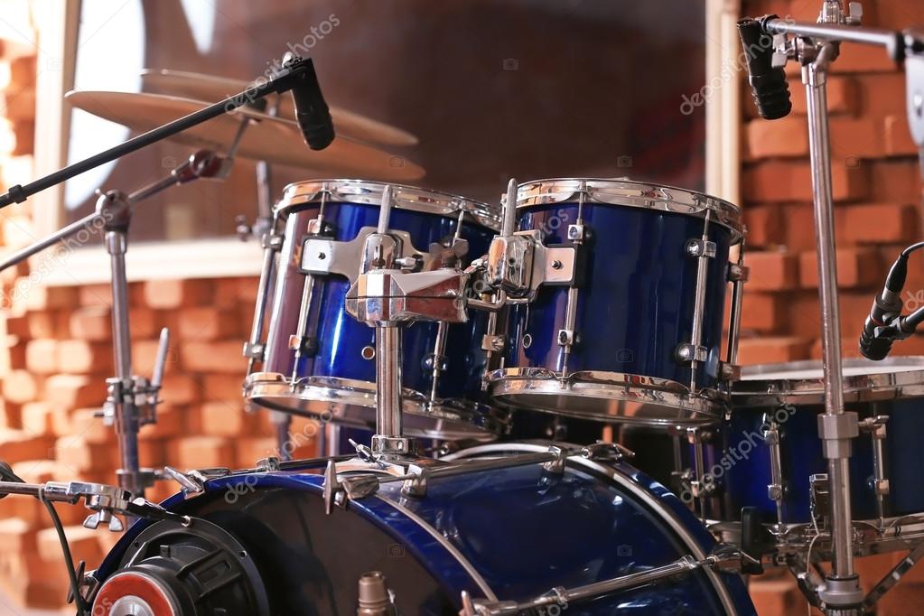 Aufnahmesituation im Studio mit Drums und Percussion