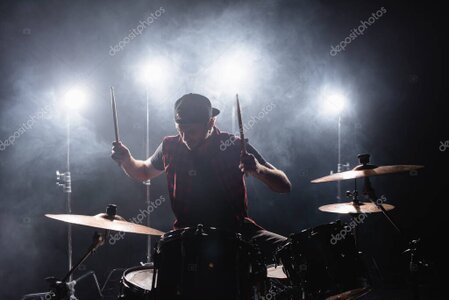 Band auf einer Bühne mit Schlagzeug im Vordergrund