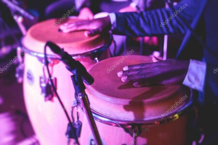 Latin-Band in einem Club beim Konzert.