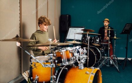 Percussion-Unterrichtsszene mit Joe Moli und einem Schüler.